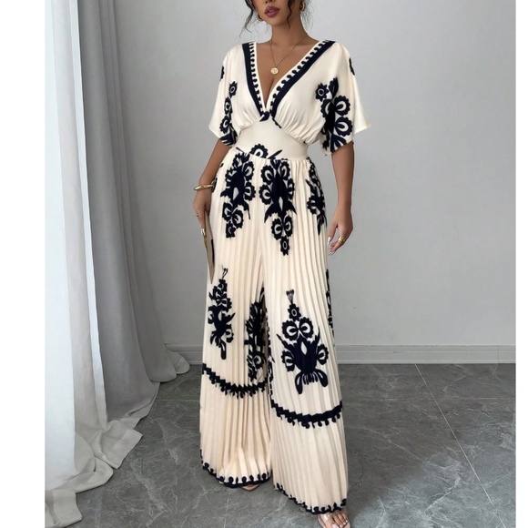 Classic Plunging Neck Kimono Sleeve Pleated Wide Leg Jumpsuit - Picture 4 of 5